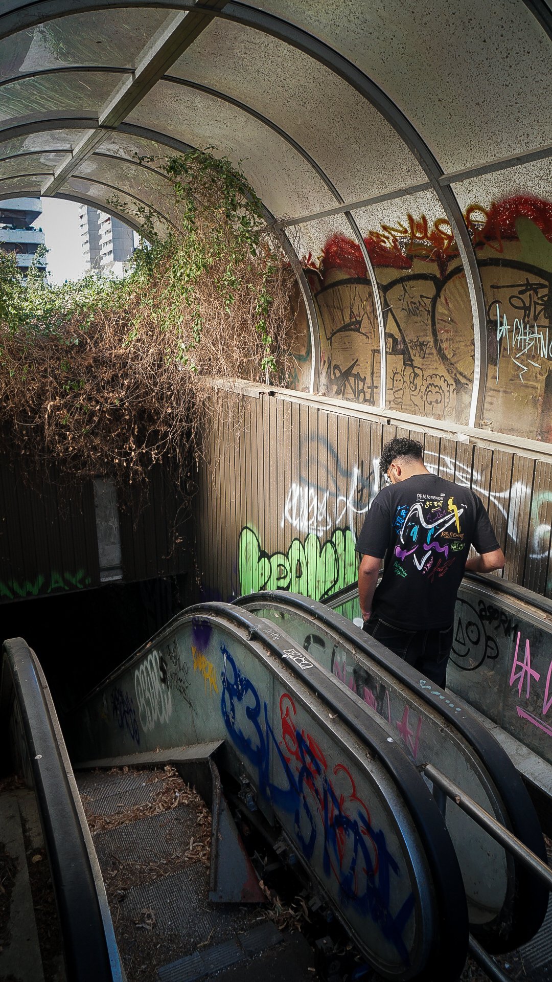 Gros plan de la broderie blanche sur le T-shirt noir ARCHIVE 001