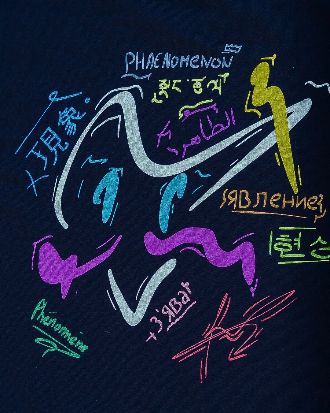 Vue éditoriale du dos du T-shirt ARCHIVE 001 dans un escalier urbain