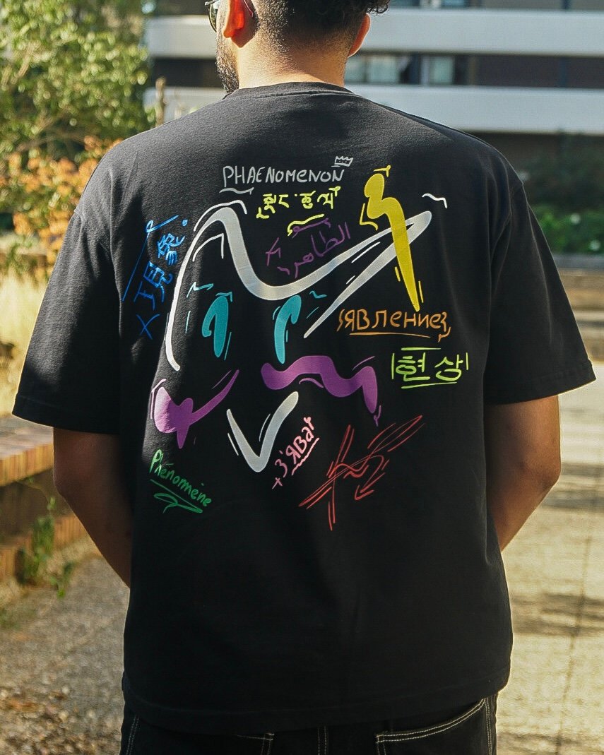 Vue portée de face du T-shirt noir ARCHIVE 001 avec broderie poitrine